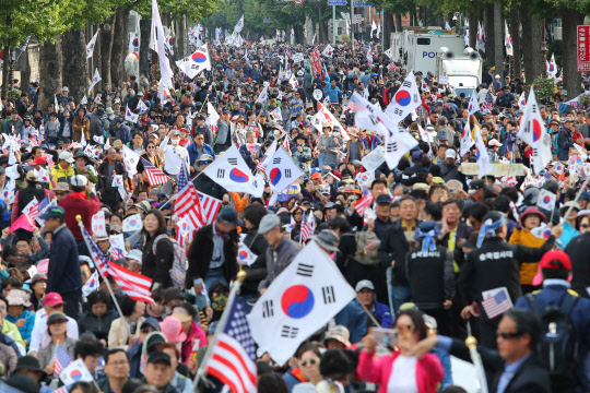 청와대 방면으로 행진하는 참가자들       (서울=연합뉴스) 김도훈 기자 = 9일 오후 서울 청와대 사랑채 인근 도로가 '조국 법무부 장관 사퇴 촉구 집회'를 마치고 청와대 방면으로 행진하는 참가자와 미리 이곳에서 대기하는 참가자 등으로 가득 차 있다. 2019.10.9      superdoo82@yna.co.kr  (끝)